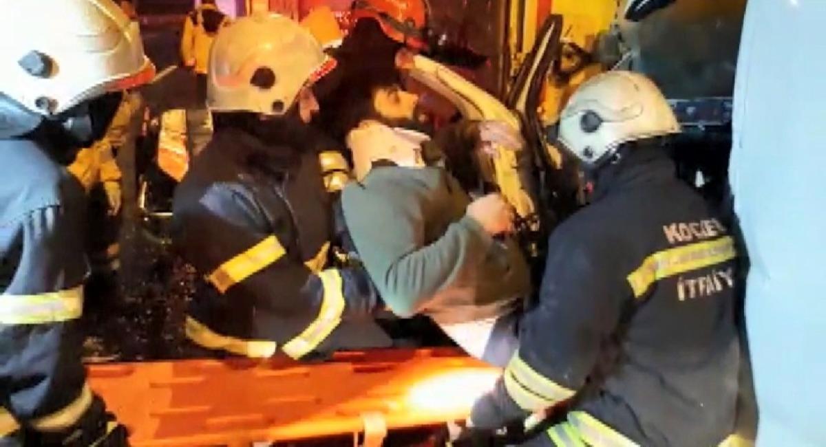 Panelvan ara&ccedil; TEM&rsquo;de tıra arkadan &ccedil;arptı: 2 yaralı