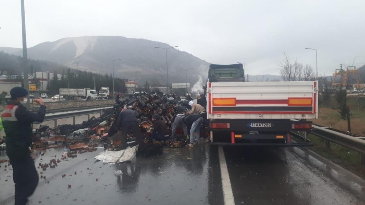 Bilecik&rsquo;te meyve y&uuml;kl&uuml; tır devrildi, s&uuml;r&uuml;c&uuml; yara almadan kurtuldu