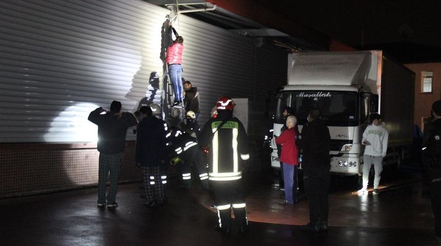 Marketin deposunda &ccedil;ıkan yangın paniğe sebep oldu