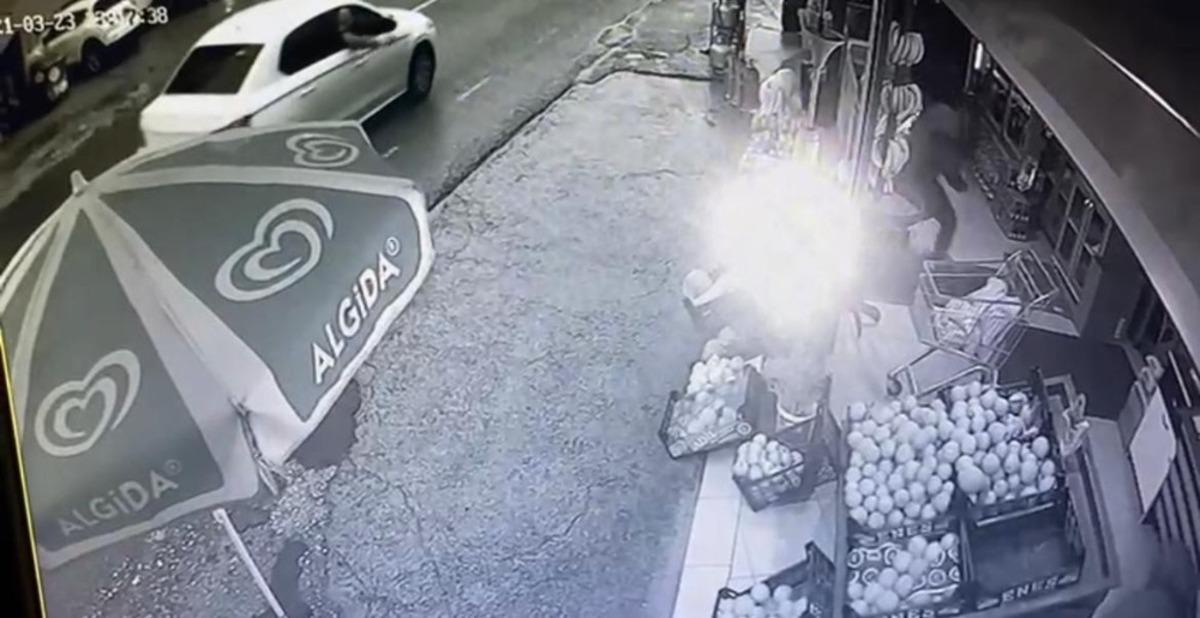 Markete silahlı saldırı g&uuml;venlik kamerasında