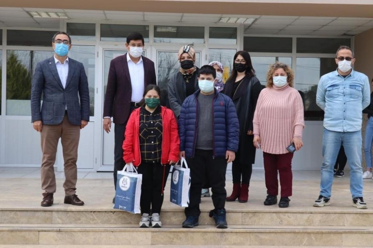 Başkan &Ouml;zcan &ouml;zel &ouml;ğrencileri yalnız bırakmadı