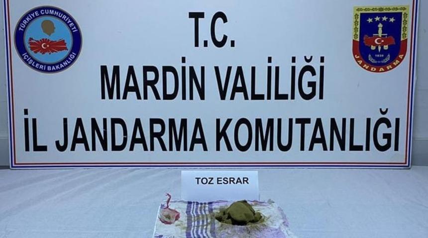 Mardin&rsquo;de durdurulan ara&ccedil;ta esrar ele ge&ccedil;irildi