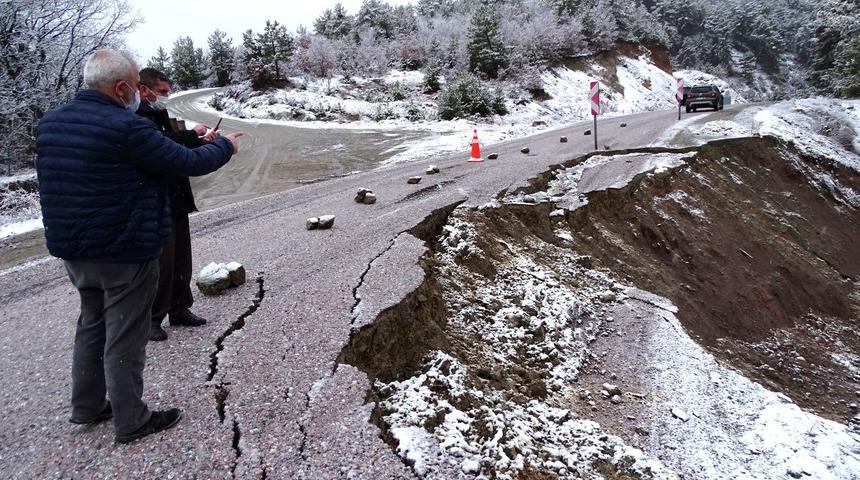 Kütahya'da korkutan görüntü: Yer göçtü, çatlaklar oluştu! Uzunluğu 20 metreyi buldu