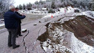 Kütahya'da korkutan görüntü: Yer göçtü, çatlaklar oluştu! Uzunluğu 20 metreyi buldu