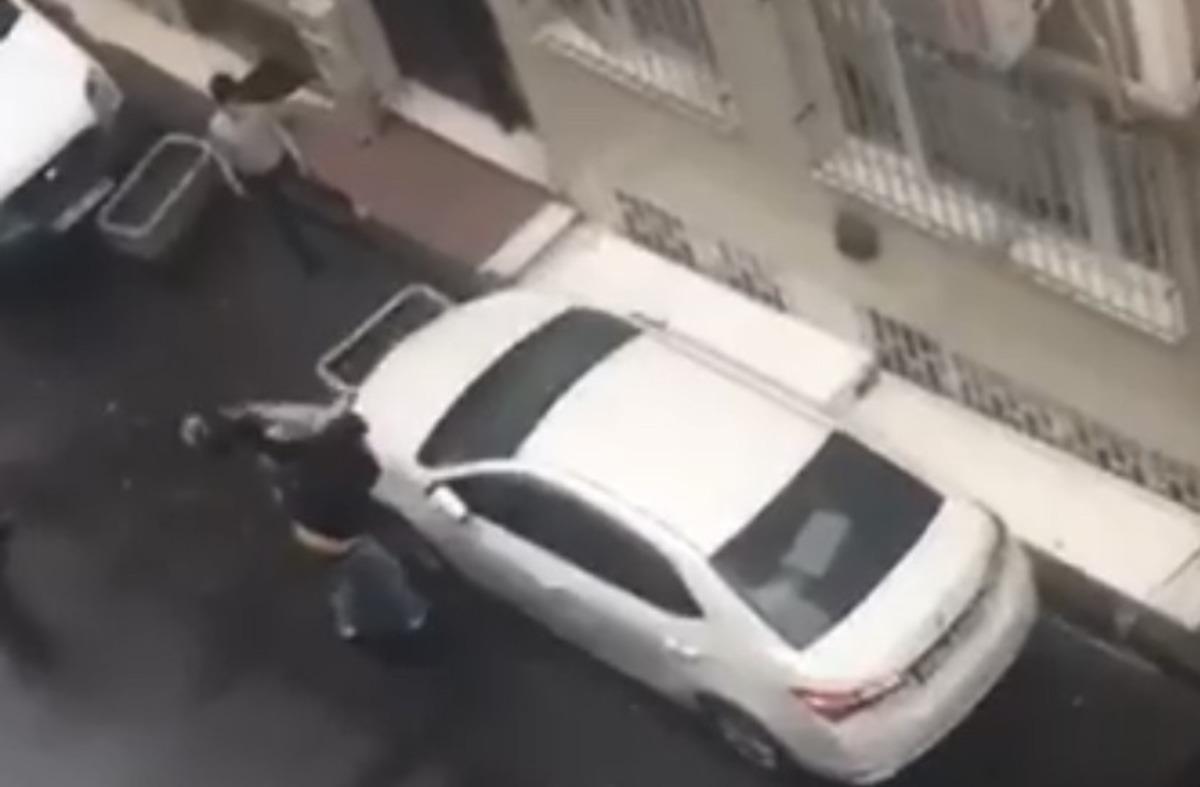İstanbul&rsquo;da sokak ortasında &ldquo;&ccedil;&ouml;p poşetli&rdquo; kavga kamerada