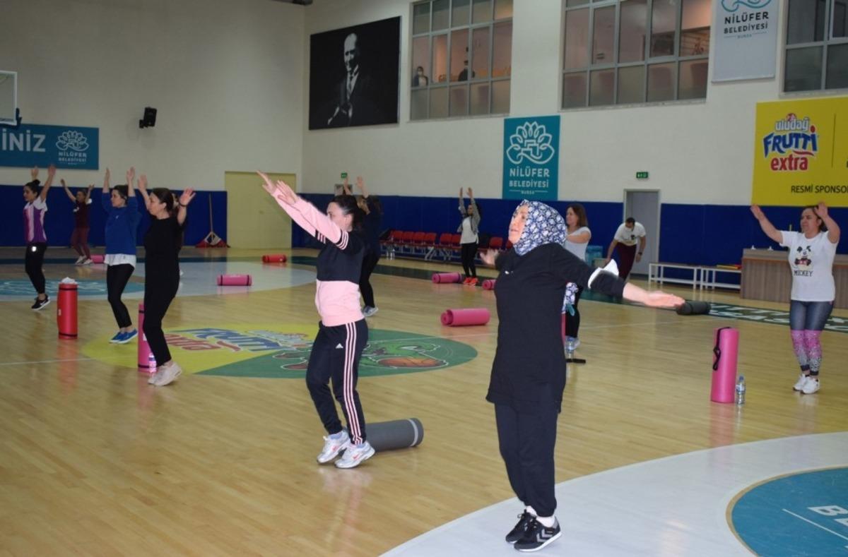 Nil&uuml;ferli kadın &ccedil;alışanlar tabata ile form tutuyor