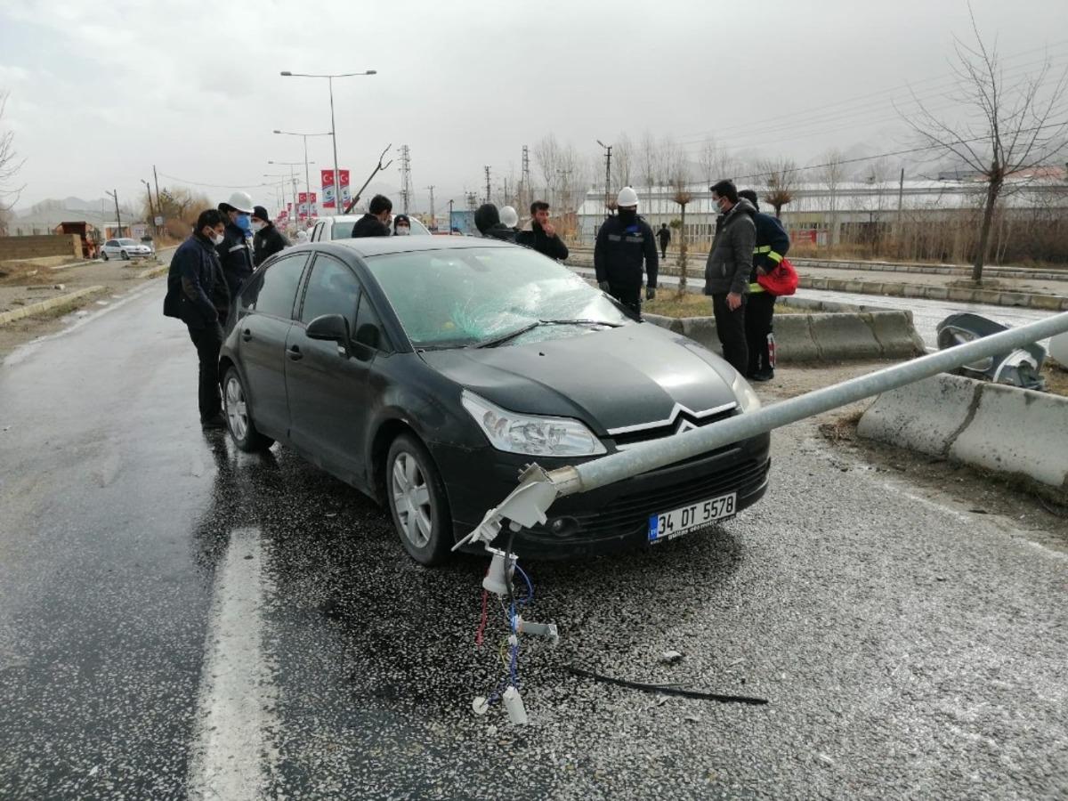 Aydınlatma direği seyir halindeki otomobilin &uuml;zerine devrildi