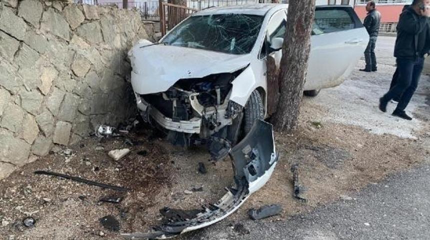 Eğirdir&rsquo;de bir ara&ccedil; cami duvarına &ccedil;arparak durabildi