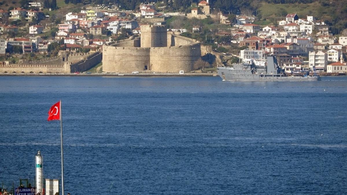 &Ccedil;anakkale Boğazı&rsquo;ndan peş peşe savaş gemileri ge&ccedil;ti