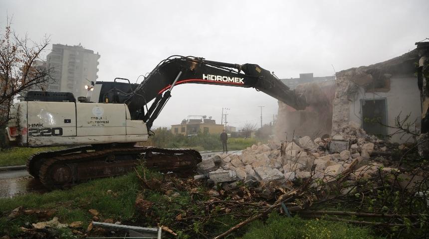 Erdemli&rsquo;de g&uuml;venliği tehdit eden yapılar yıkılıyor