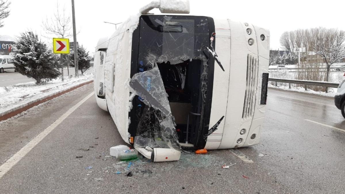 Afyonkarahisar&rsquo;da servis otob&uuml;s&uuml; devrildi: 10 yaralı