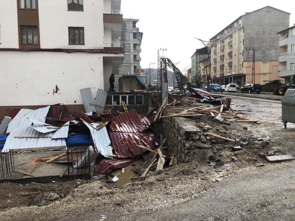 Hizan&rsquo;da şiddetli r&uuml;zgar &ccedil;atıları u&ccedil;urdu