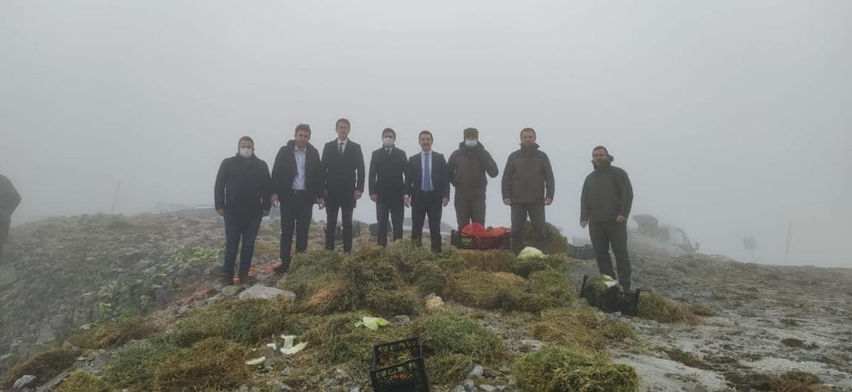 Soğuk havaya rağmen kaymakamlar ve savcı doğada yemleme &ccedil;alışmasına katıldı