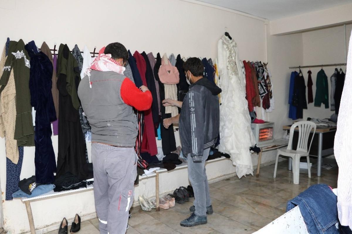 Karak&ouml;pr&uuml;&rsquo;de ihtiya&ccedil; sahipleri mağazada giyiniyor