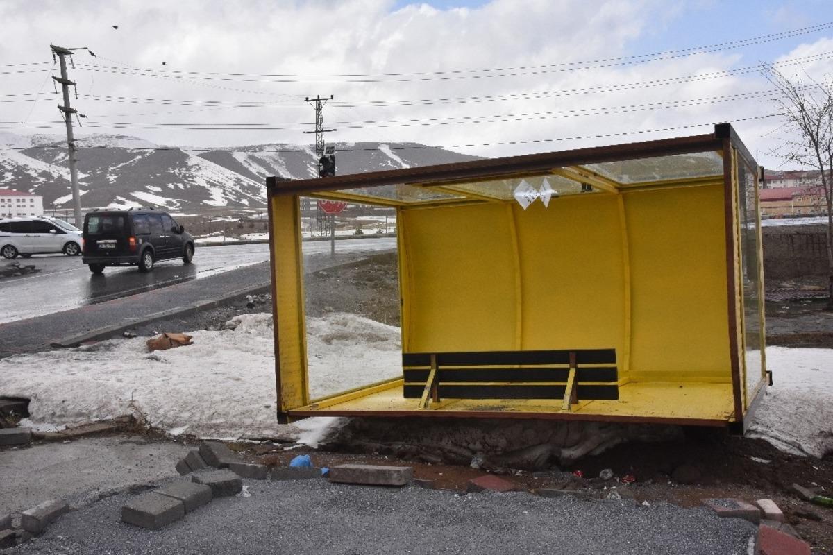 Bitlis&rsquo;te fırtına &ccedil;atıları u&ccedil;urdu