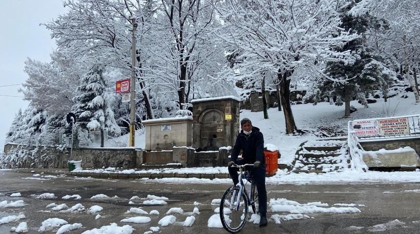 Kar ve soğuk havaya rağmen bisiklet tutkusundan vazge&ccedil;medi