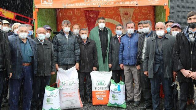 Kütahya’da 900 çiftçiye tohum desteği