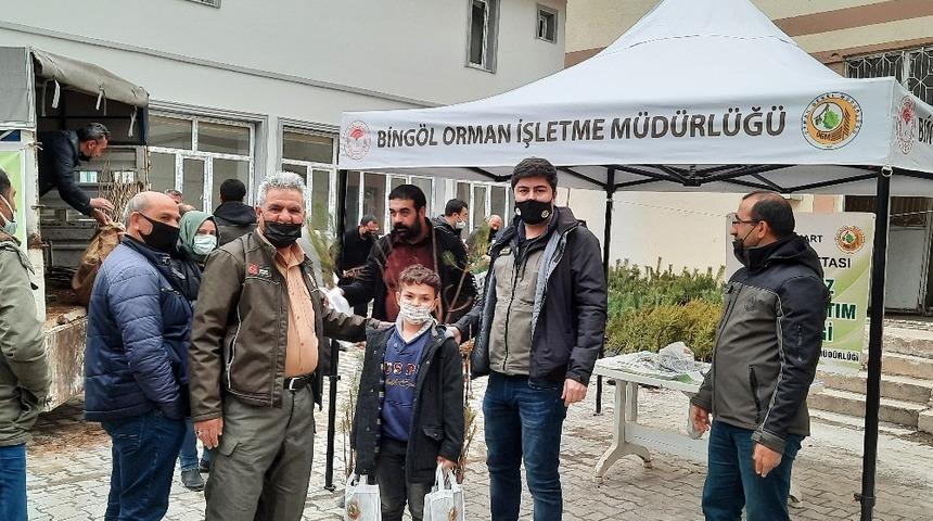 Bing&ouml;l&rsquo;de vatandaşlara 5 bin fidan dağıtıldı