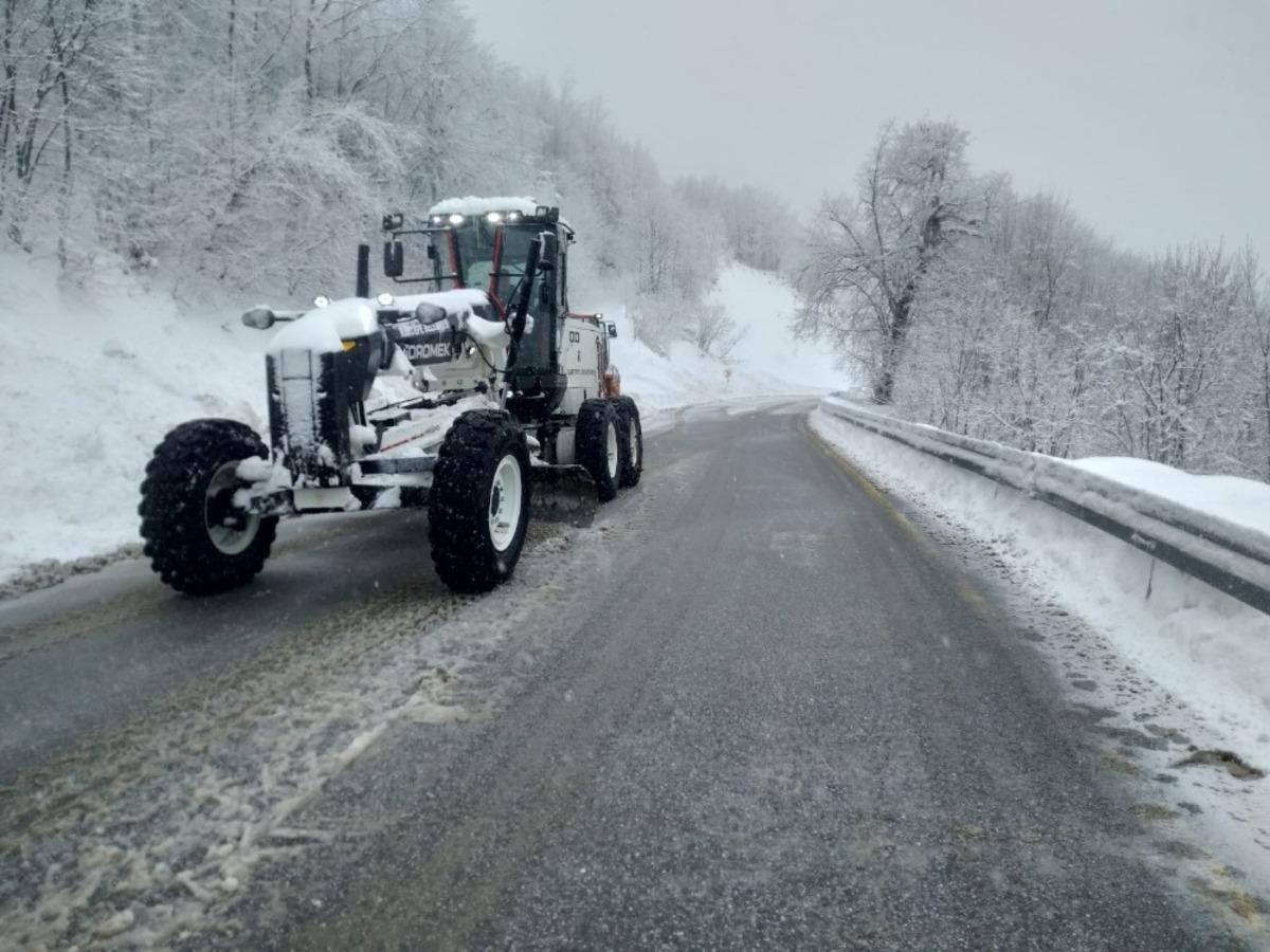 Kartepe&rsquo;de ekiplerin karla m&uuml;cadelesi s&uuml;r&uuml;yor