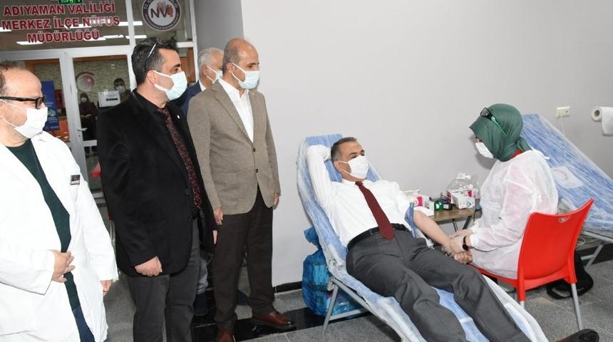 Vali Çuhadar ve yardımcıları kan bağışında bulundu