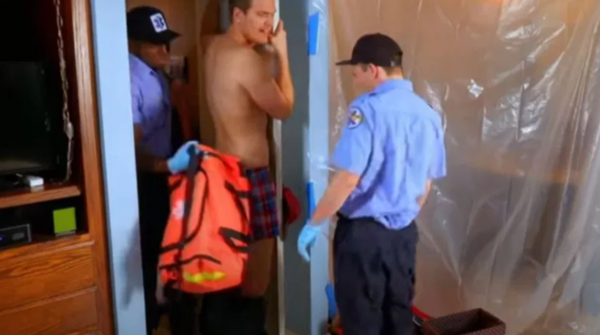 Utandıran an! Heyecan arayan adamın cinsel organı kapı deliğine sıkıştı acillik oldu