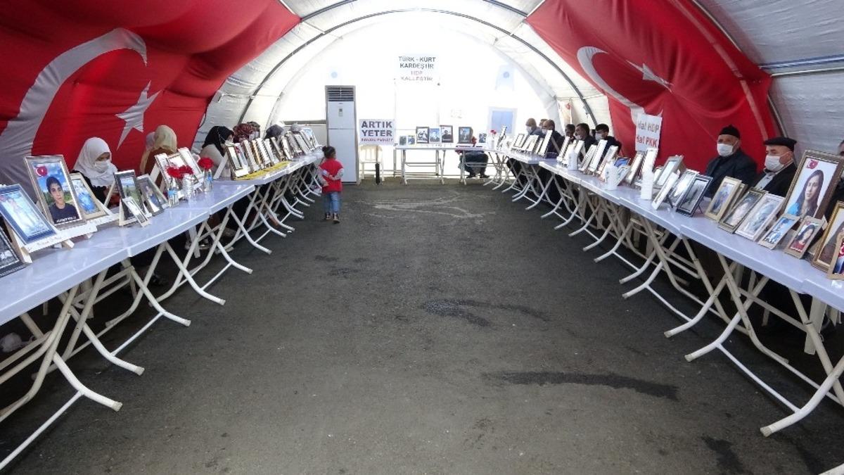 Evlat n&ouml;betindeki ailelerden HDP&rsquo;ye tepki: "Bizim &ccedil;ocuklarımızı HDP g&ouml;t&uuml;rd&uuml;, PKK gelip buradan &ccedil;ocuklarımızı g&ouml;t&uuml;remez"