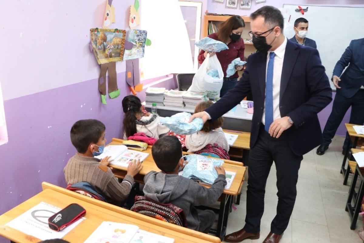 Kayapınar Belediyesi k&ouml;y okullarındaki &ccedil;ocuklara oyuncak dağıttı