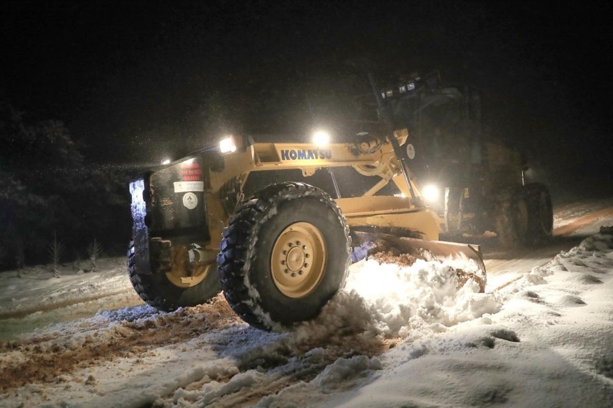 Pamukkale baharda karla m&uuml;cadele ediyor