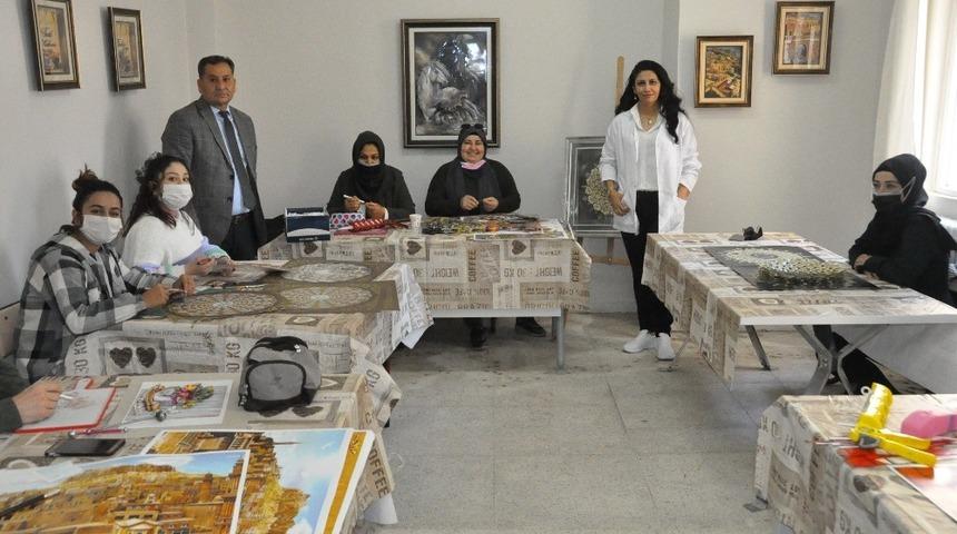 Kızıltepe Halk Eğitim Merkezi, kadınların hayatına dokunmaya devam ediyor
