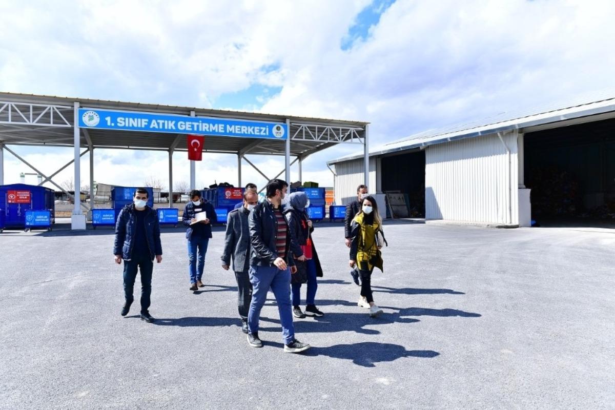 Yeşilyurt&rsquo;taki atık toplama ve ayırma tesisi &ouml;rnek oluyor