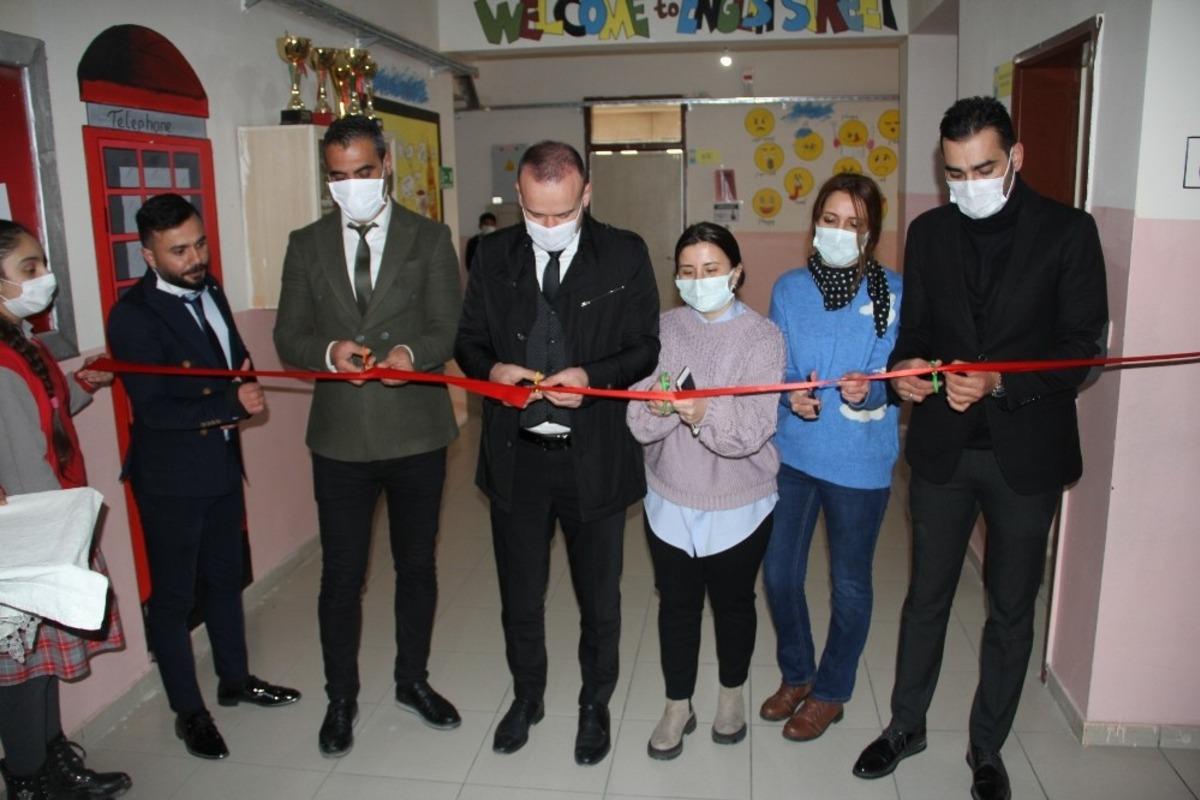 Ağrı Milli Eğitim M&uuml;d&uuml;r&uuml; Tekin, dil sokağı ve k&uuml;t&uuml;phane a&ccedil;ılışı ger&ccedil;ekleştirdi