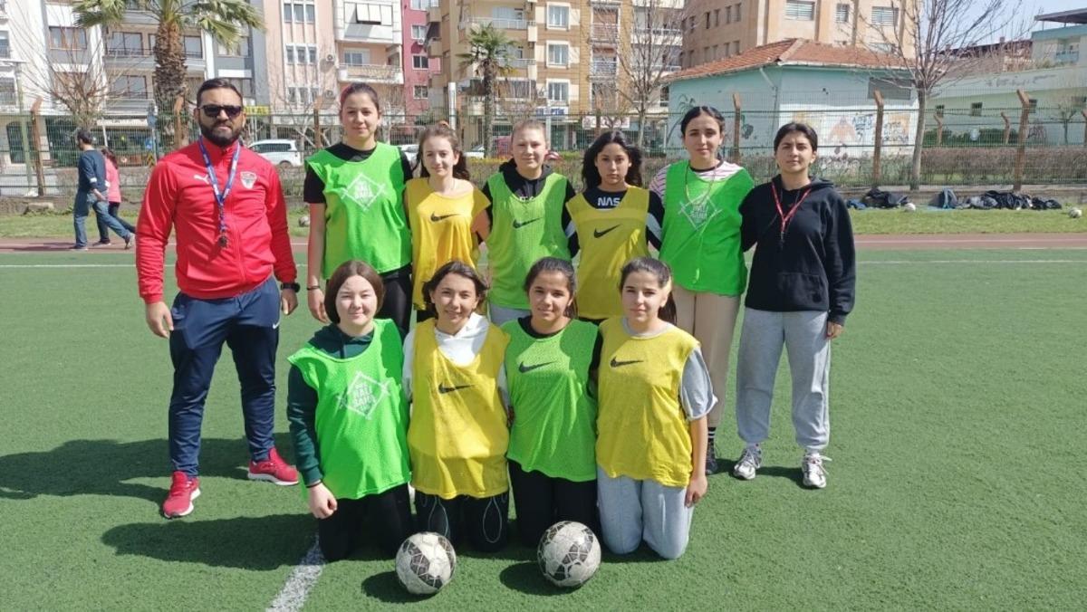 Salihli&rsquo;de kız futbol takımı kuruldu