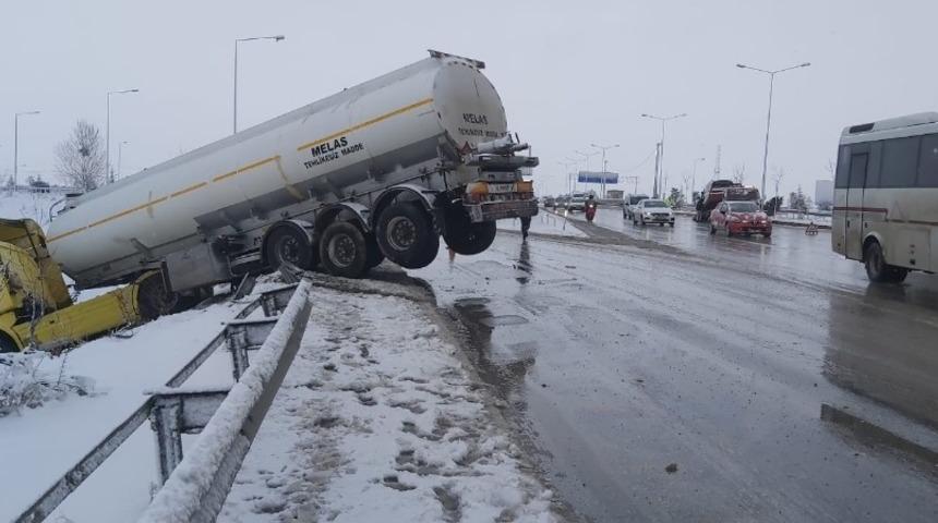 Kayan tanker bariyerleri yıkıp şarampolde askıda kaldı