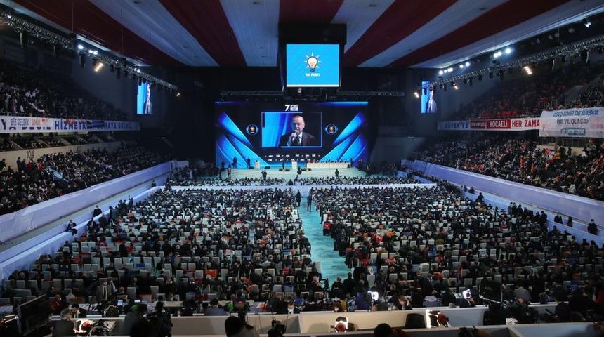 Covid: AKP Kongresi'ne koronavir&uuml;s ortamında kalabalık katılım, sosyal medyada tepki &ccedil;ekti