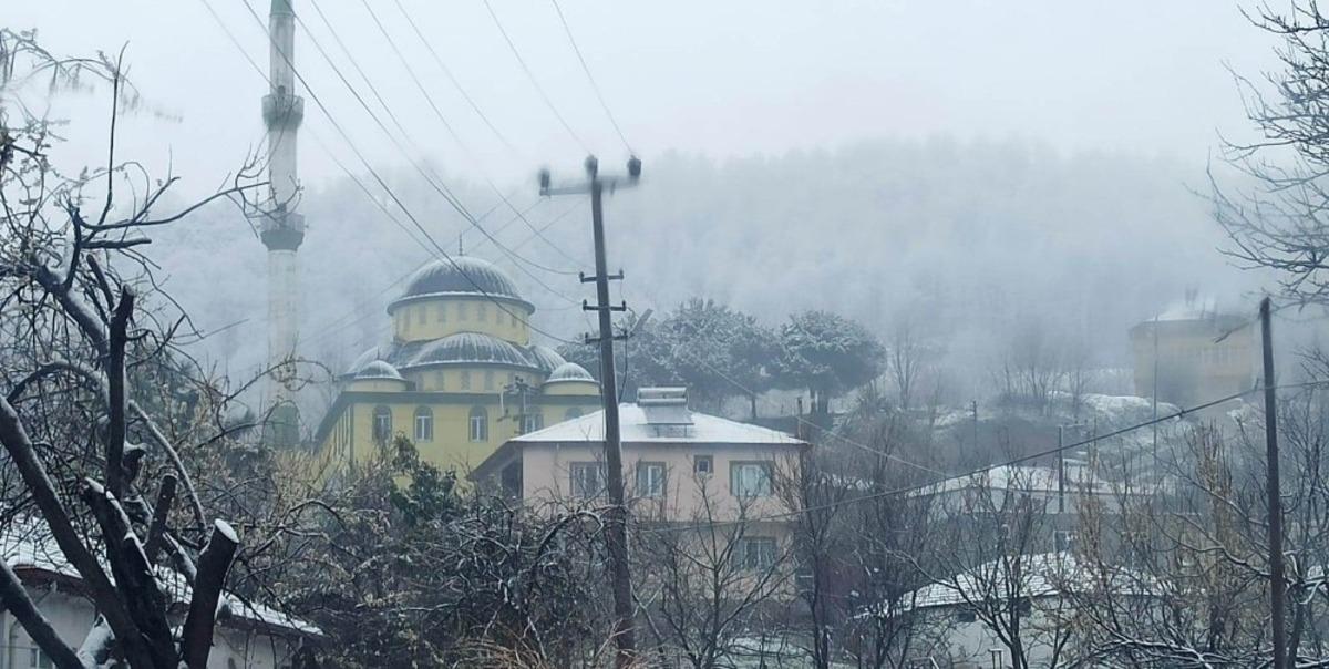 Karasu il&ccedil;esinde kar kalınlığı 5 santimetreye ulaştı