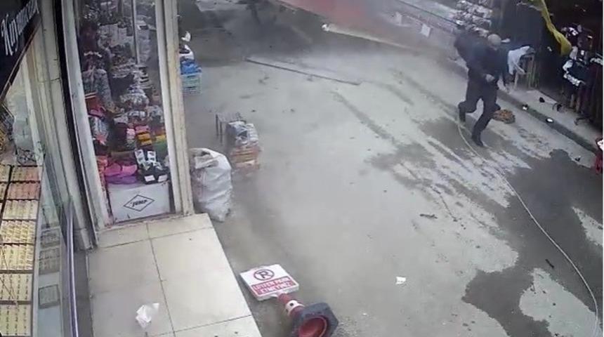 Fırtınanın u&ccedil;urduğu &ccedil;atının altında kalmaktan son anda kurtuldular