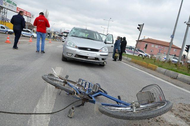 Otomobilin çarptığı bisiklet sürücüsü ağır yaralandı