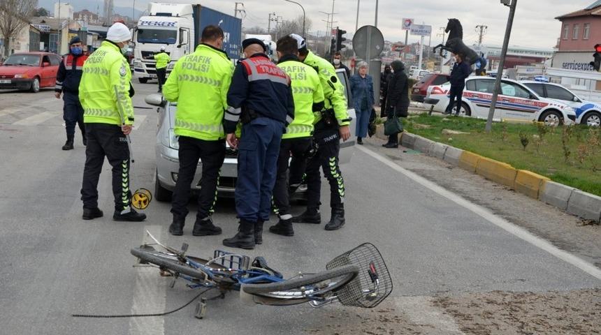 Otomobilin &ccedil;arptığı bisiklet s&uuml;r&uuml;c&uuml;s&uuml; ağır yaralandı