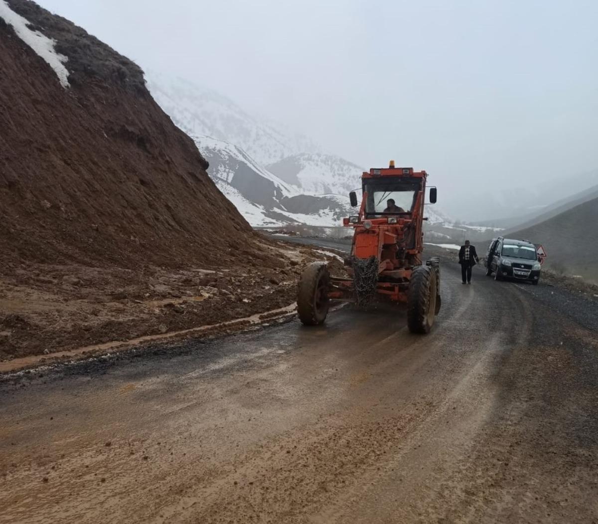 Bing&ouml;l&rsquo;de heyelan nedeniyle kapanan yol a&ccedil;ıldı
