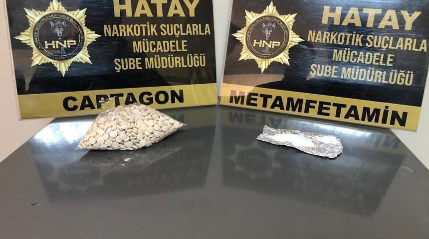 Polisten ka&ccedil;an motosikletten atılan poşetten uyuşturucu &ccedil;ıktı