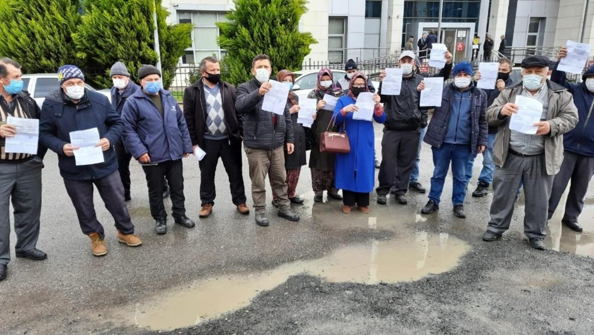İcraya verilen k&ouml;yl&uuml;ler toplu halde adliyeye gelerek itirazda bulundu