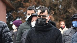 Müzisyen Cem Adrian, babasını son yolculuğuna uğurladı