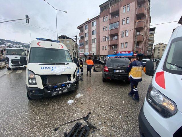 Devrek&rsquo;te trafik kazası: 3 yaralı 1