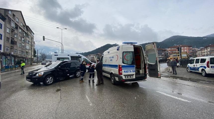 Devrek&rsquo;te trafik kazası: 3 yaralı