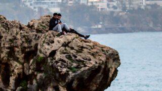 Korkutan keyif! 40 metre yükseklikte çekirdek çitlediler