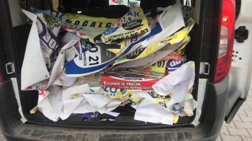 Edremit Belediyesi izinsiz tabelaları kaldırdı