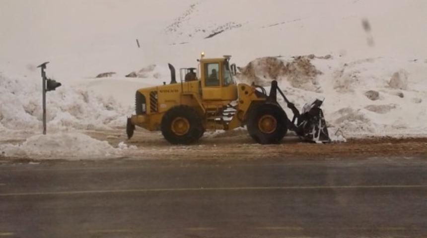 Eğribel&rsquo;de kar yağışı s&uuml;r&uuml;c&uuml;lere zor anlar yaşatıyor