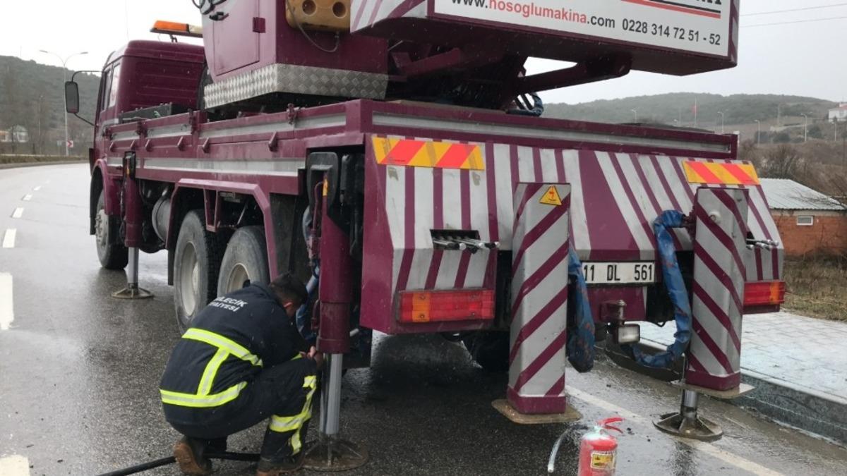 Seyir halindeki iş makinesinin lastikleri alev aldı