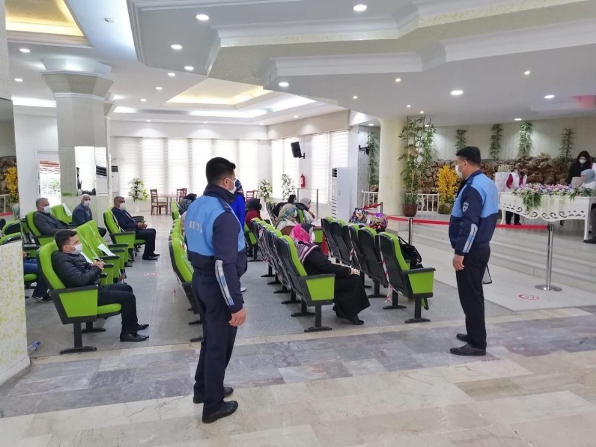 Zabıta ekipleri, pazarlarda denetimlerini s&uuml;rd&uuml;rd&uuml;