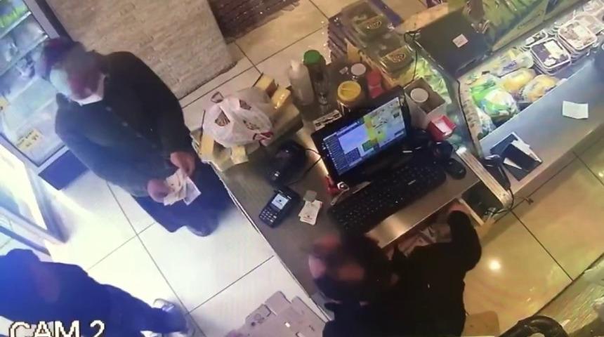 Tırnak&ccedil;ılık yapan kadını esnafın dikkati yakalattı